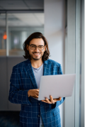 happy-businessman-with-laptop-in-the-office-lookin